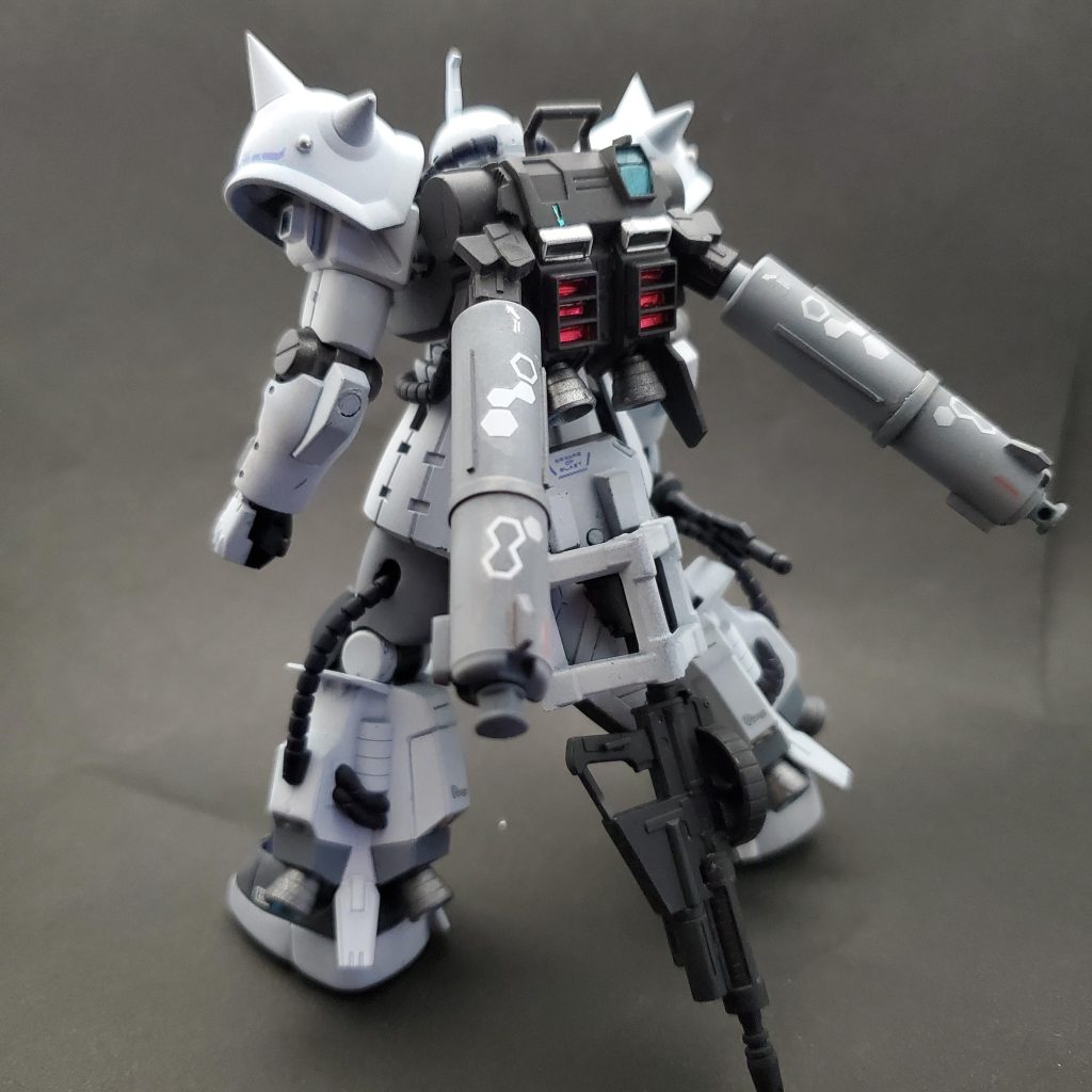 バックパックの幅広化　プロペラントタンクｘ２スカートの追加アーマー兼スタビライザーにはマシンガン