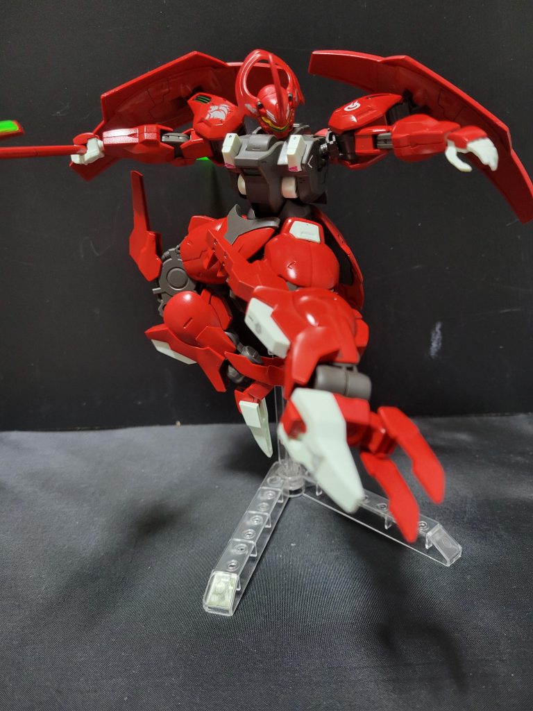 足のシャクルクロウはリード線で射出シーンを再現出来ますが、ディスプレイベースが無いのでライダーキックみたいなシーンでご勘弁してください。