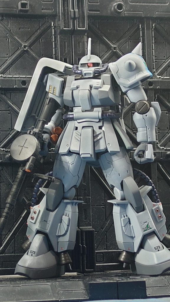 HGUC F2 から、頭、胴体、下腕 、盾    HGUC R1A から肩、ショルダースパイク、バックパック、膝部高機動ユニット、足首HGOG Rザクより大腿部をチョイスしました。かなりマッシブな体型になりました。