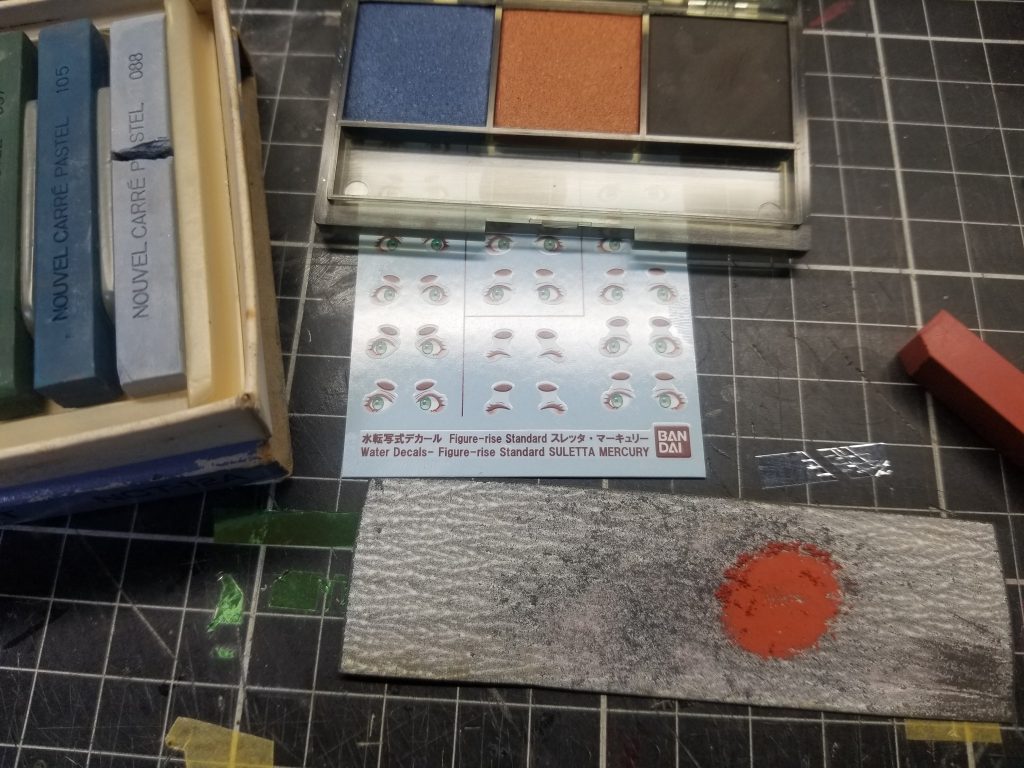 で、アニメに忠実にいこう！と思いまして目元の赤いチーク？っぽいのを再現したくて、パステル粉を使ってお化粧してみました😏