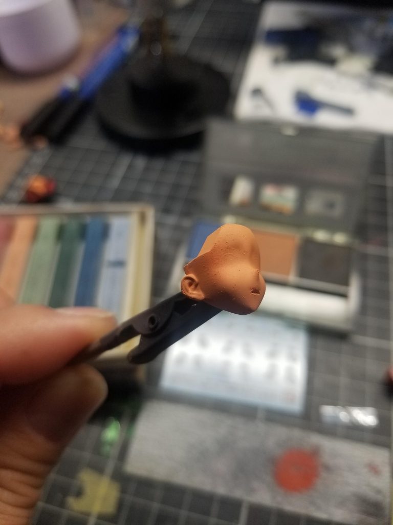 成型印刷の顔立ちが私的にあまり気に入らなかったので、口を半開きに(笑)加工してから一旦サフ吹いて付属のデカールを貼って私好みのフェイスにしました✨