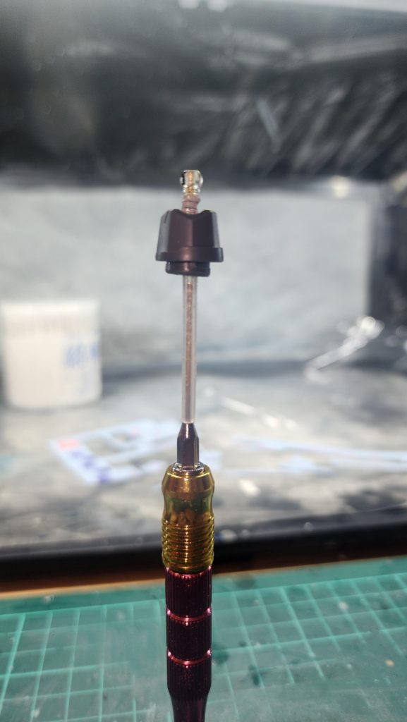 これは首延長仕上がった所です。ピンバイスで穴開けて根本から切り飛ばしてプラバン二枚三枚挟んで瞬間接着剤で真鍮線をぐいっと入れてはみ出たプラバン形成して完成!!!これはやってみると意外と簡単でしたガンダムって結構首無いのばかりなので横向けないですよねー多分これお勧めっす