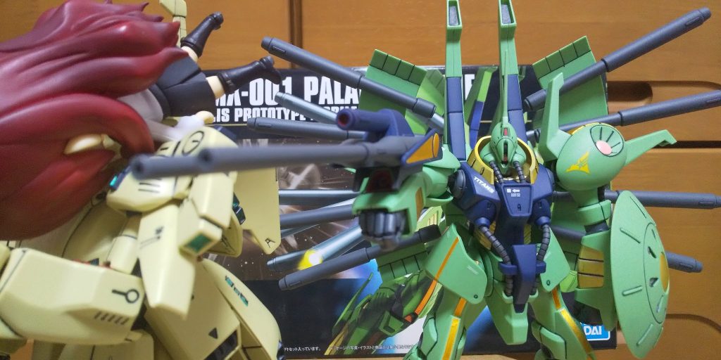 た:さてさてお次は武装を見てみましょう!二連ビームライフルです!なんとスコープの穴の中には赤で塗られてますね!いやーすごい!!お次は両肩のメガ粒子です!蛍光Pマーカーで塗られてます!