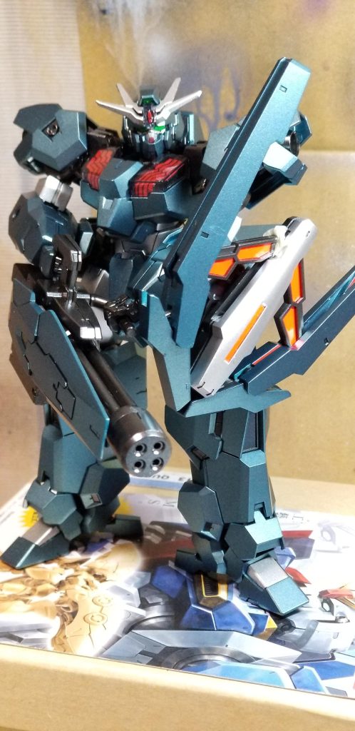 メイン装甲が納得の色になりました。左手武器、塗装前バラす際にポッキリと、、、(-_-;)