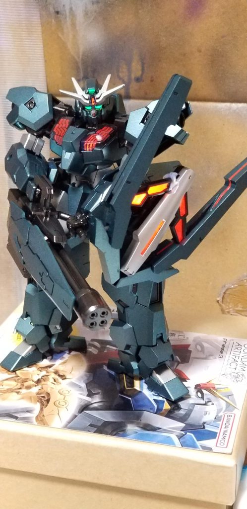 左手武器もシールに蛍光筆塗りです。背中につけたとき、なんかしっくり来なかったので腕につけました。