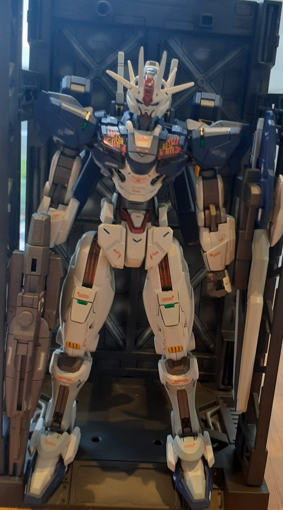 例のディスプレイベースと…塗装は、ボディー、白い所・クレオス灰色9号青い所・クレオス、ティターンズブルー２グレーな所・クレオス明灰白色デカール貼りまくり～のデカールは、MG、V2ガンダム、ver.Kaのを使用しました…。