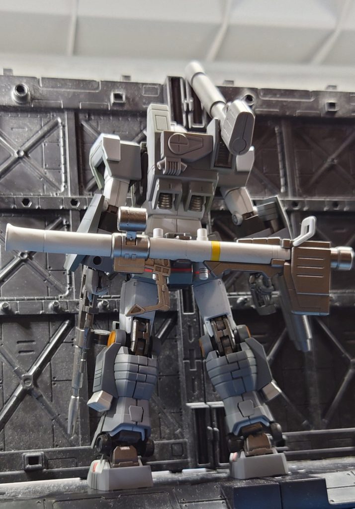 背面です。バズーカのラックを兼ねて、ビームサーベルもマウント出来る様にしてみました。…う~ん、前作の06Rの対極の機体ですね~!重装甲と火力特化!