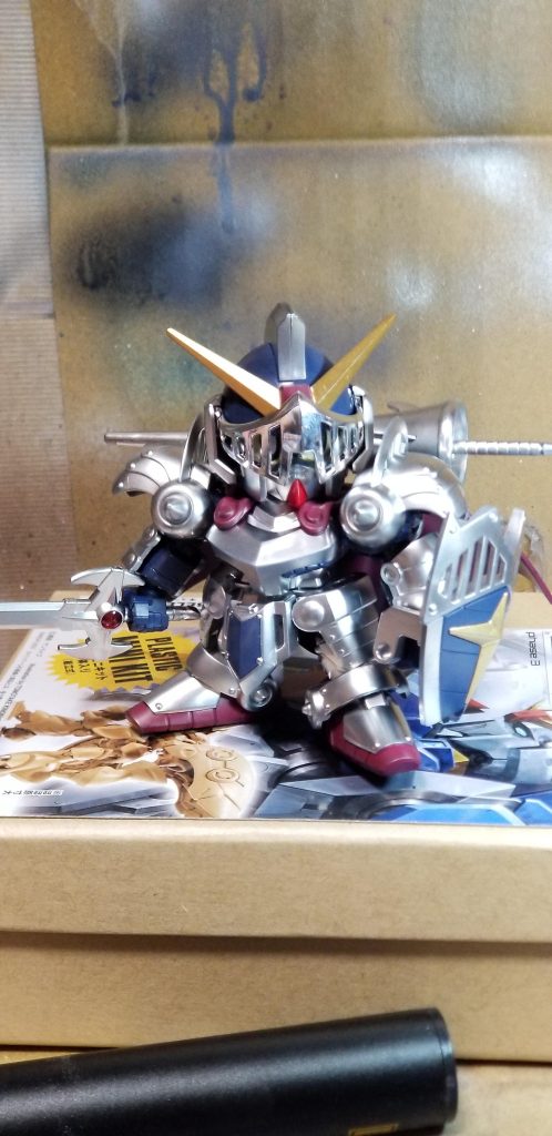 バイザーを下ろすとフルアーマー感がでます。(キットの説明)