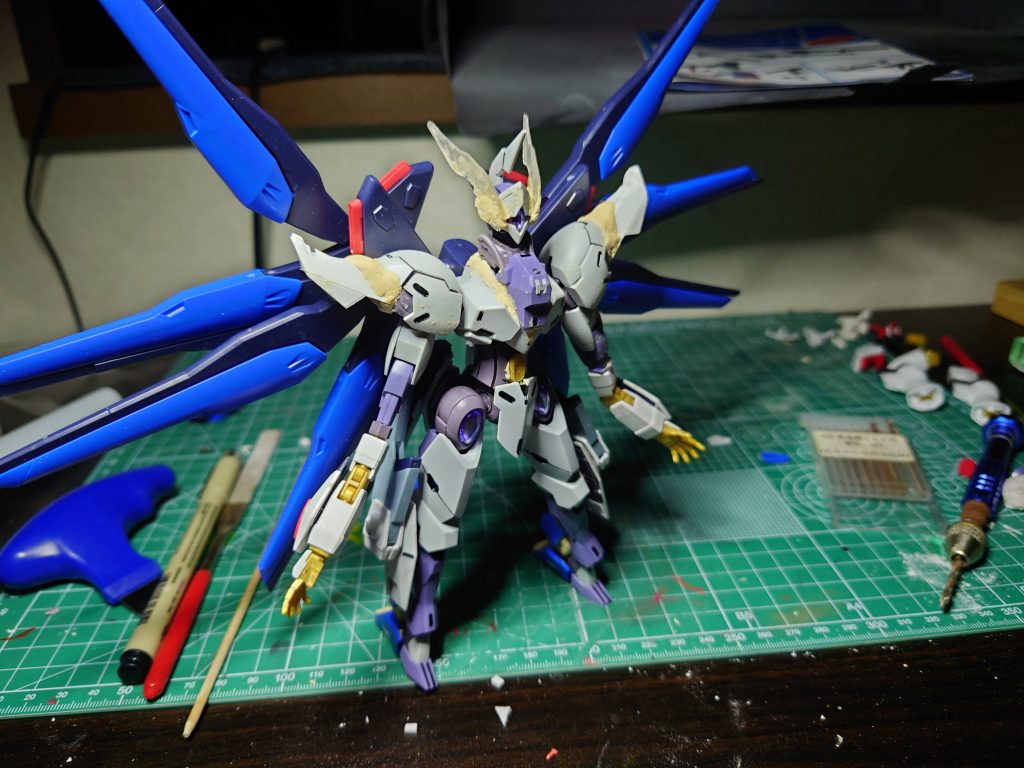 ちなみにこちらが塗装前ホントはRGウイングガンダムゼロEWの背中を付けたかったんですがね…