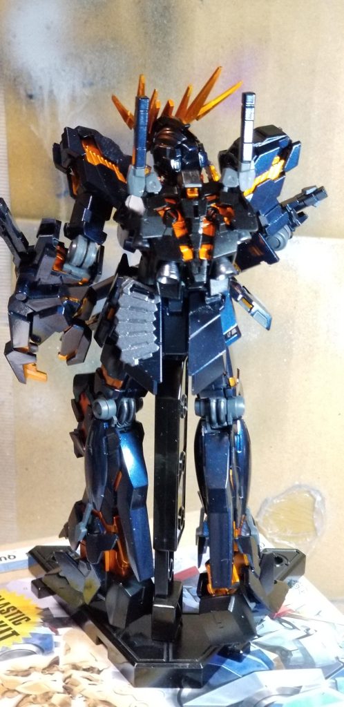 背面です。プリズムブルーブラックは凄いです。ダクトやビームサーベル部分など、もっとメタリックで塗り分けしたほうが良いなと思いました。