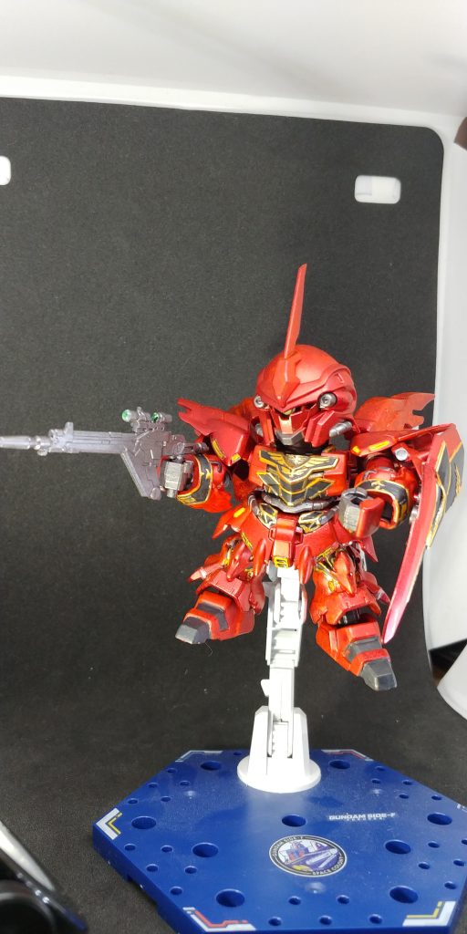 SDは塗り分け大変な事忘れてました。今回ガンダムマーカーエアブラシシステム使用したのはメインのロイヤルメタレッドとニューホワイト位であとは筆とつま楊枝でチョンチョンやりました。