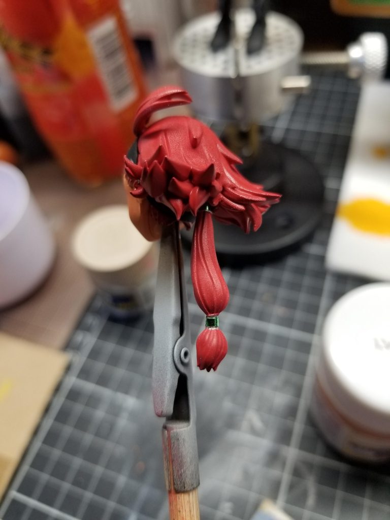 髪留めは付属のシールは使わず、かといって塗り分けも面倒…なので細く切ったラピーテープを巻き付けました。