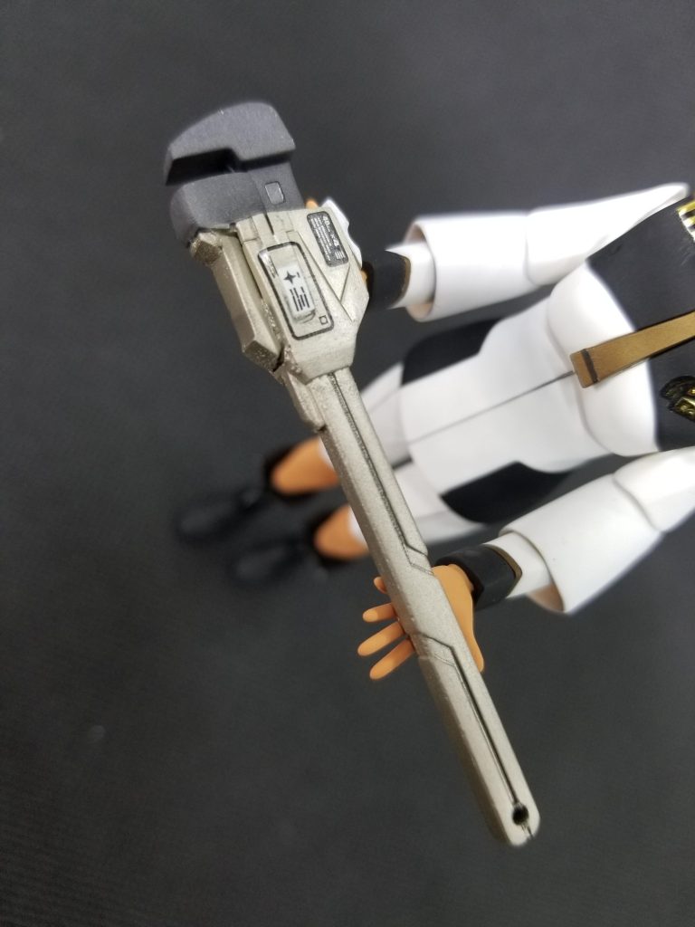 こちらが今回のこだわり(笑)。MSに使う工具？レンチ？的なやつ😅ジャンクパーツとプラ板にてそれらしく作製しました。デカールはテキトーなものを探して貼ってます。(黒地に白文字のやつはガンタンクの砲身につけるやつ🤣雰囲気あればいぃのさ😏)