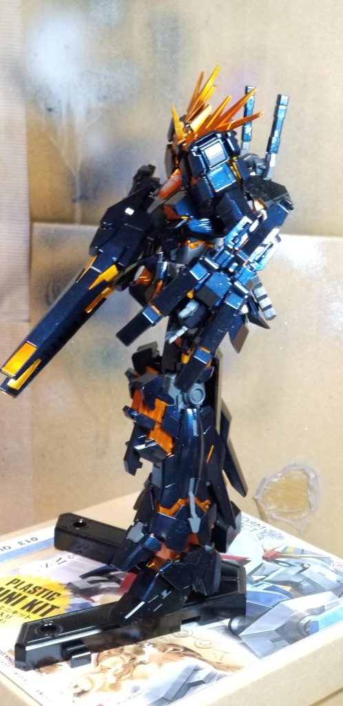 横向きです。左手武器がいかつくて好きです。