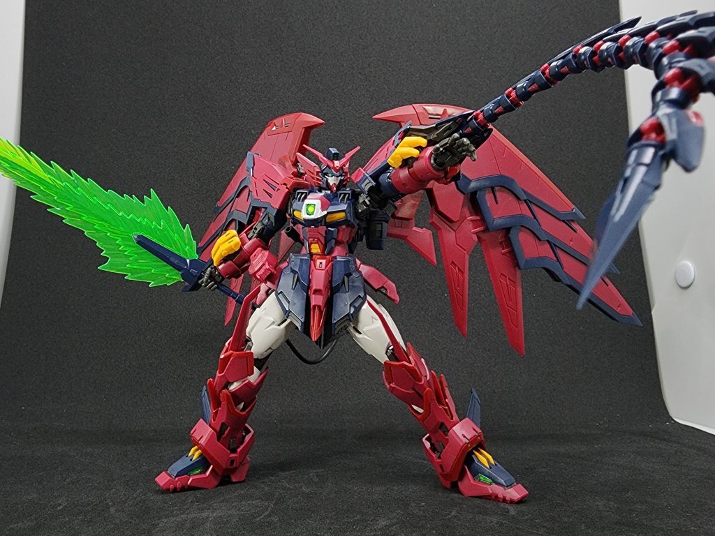 組んでガシガシ遊んでたり…背中が重いのでスタンド無いとキツいですし、首も取れやすい、案の定サーベルのケーブルも抜けやすいので遊びづらくはありました(笑)