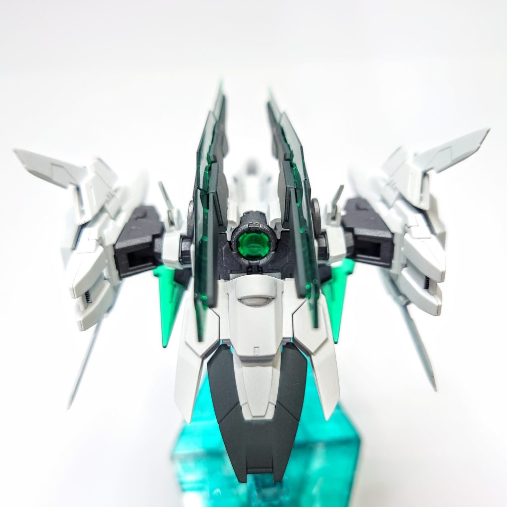 支援機と言いながら、GNドライヴを搭載してしまいました。トランザ……ダブルオーとの接続用のハードポイントを切り飛ばし、クアンタのGNドライヴが鎮座できるようにくりぬいています。搭載状態を見られるように可動軸を残したら、完全に隠れなくなってしまったので上部は丸見えです。GNフィールドは張ってはいますが、狙い撃たないようお願いします。