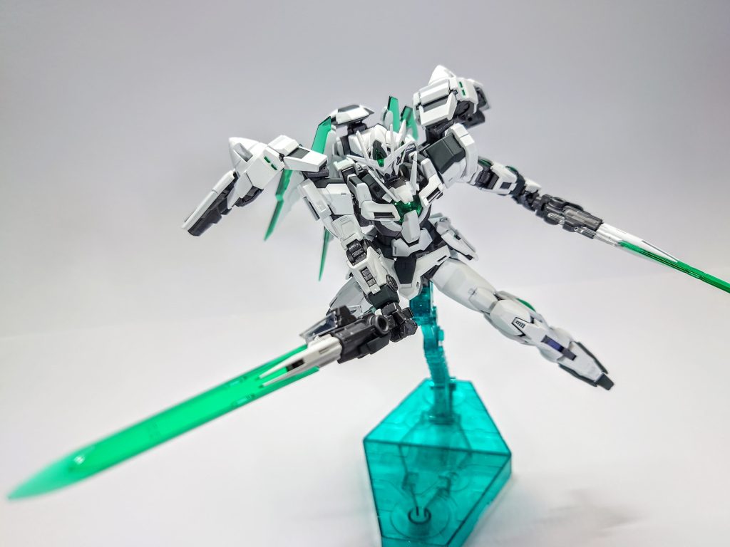 時々接近戦。メイン武装のGNソードⅩ（ベースのⅡとクリアパーツのⅤを掛けました）は、ライフルと実体剣とビームサーベルになるため、これ１本×２であらゆる間合いに対応しちゃいます。持ち換え面倒なので…腰背部にGNビームサーベルも４本携帯していますが、投げますよ。