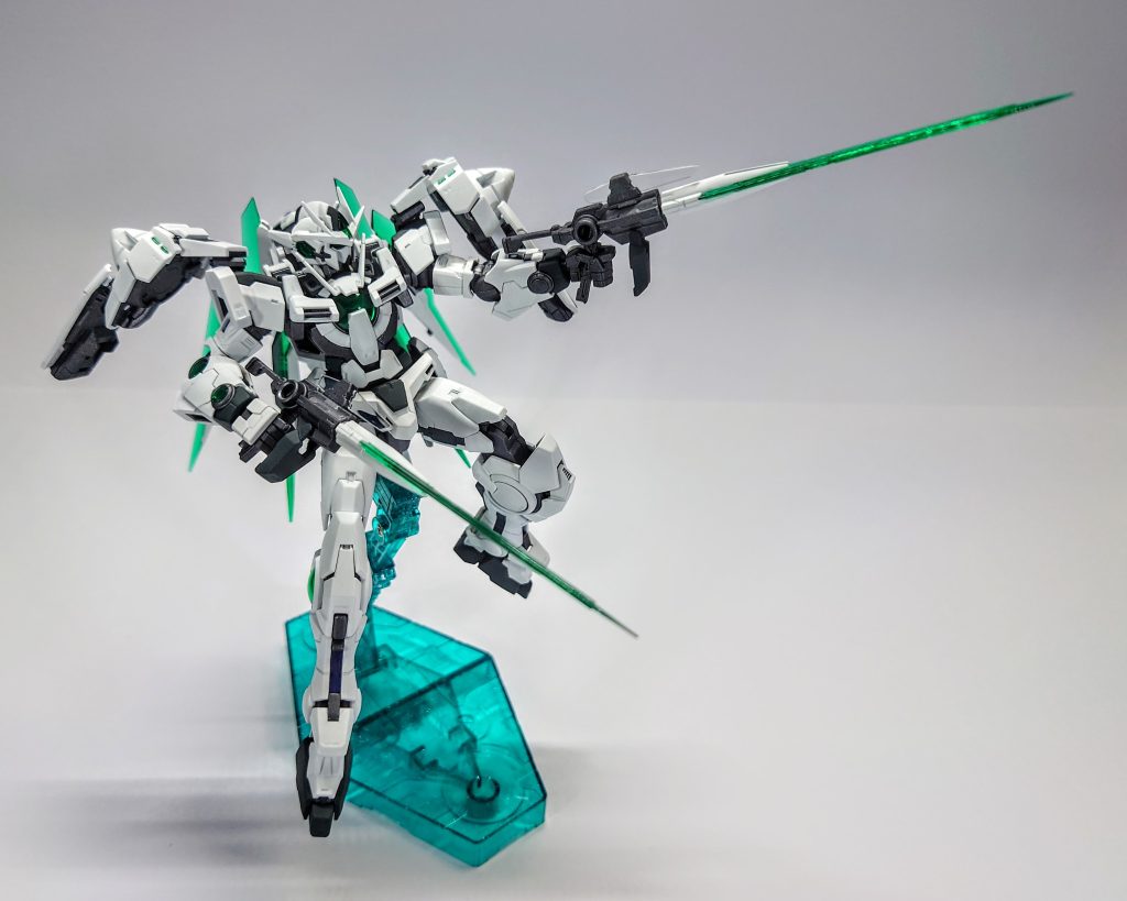 基本は射撃戦。GNドライヴ４基による豊富な粒子量でGNフィールド展開しながら撃ちまくります。弾幕薄くないです。