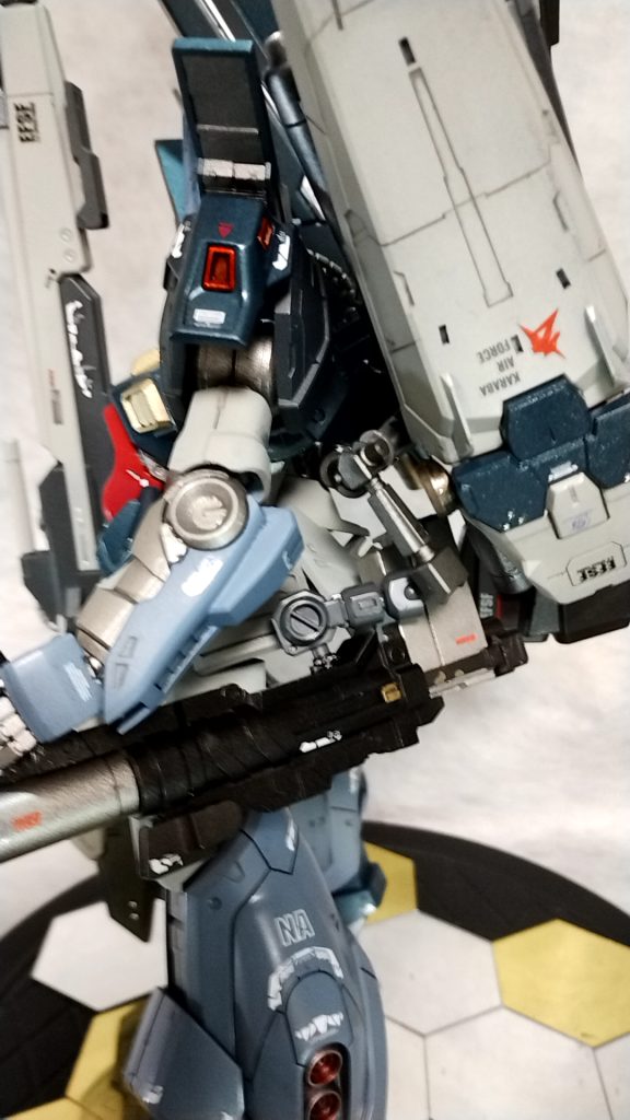 私の脳内uc0088ではこの機体はネェル・アーガマ所属エゥーゴは地球連邦軍に吸収されているのでEFSFとエゥーゴのダブルエンブレム❢シールドにはカラバマーキングも付けとります