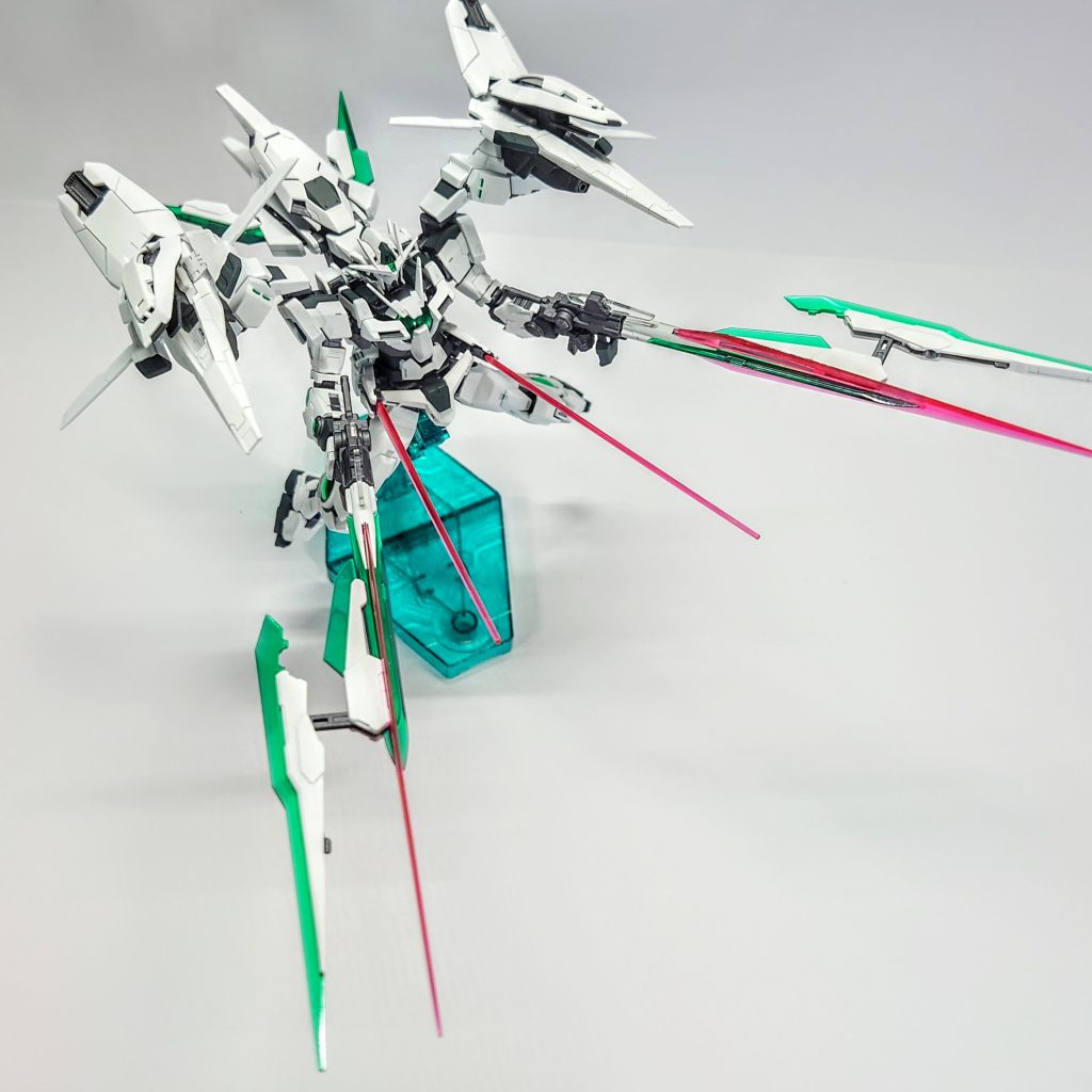 雑魚を一掃するフルバースト……ではなく、超巨大ビームサーベルです。武器もパワーアップし、GNドライヴも２倍に増えたので、おそらく全長１万kmとかいう小説設定は超えられるんじゃないかと…。ちなみに地球の直径は12,742kmです。