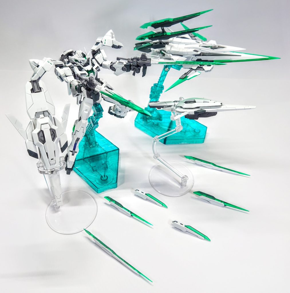 最近流行の色々飛ばすやつです。GNフィールド張って射撃もできるオーライザーのバインダーも飛ばしてしまいました。兎にも角にも、塗装の難しさをまざまざと感じました。途中から怖くて数えることを止めていましたが、サフ、クリア含めて缶スプレーも３０本ほど空に…