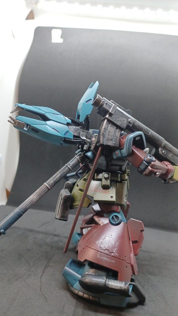 背部には、ミカエリスのビームブレイサーをミキシングしました。