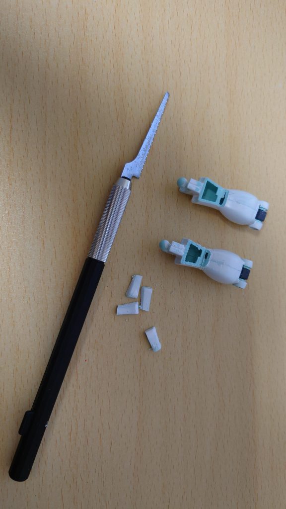 次に脛裏の装甲を削りました。参考にしているのが、ガンオンやバトオペのライトアーマーなので、暗色箇所は薄くしてます。