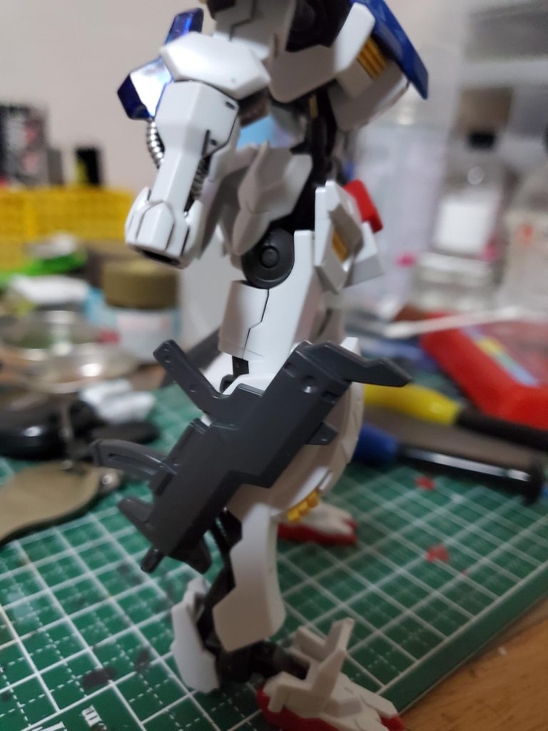 両足の武器はネオジム磁石を使ってマウント出来るようにしてみました