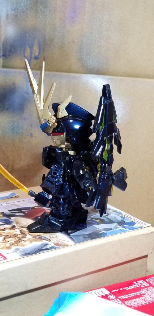 ユニコーンモード背面。課題としてはアームドアーマーDEのシール部の塗装、クリアパーツが隠れ気味なので思い切って蛍光、辺りです。最後までご覧いただき、ありがとうございますm(_ _;)m※.プリズムブルーブラック、こちらとHGバンシィ+ノルンの計3個作りました、、、(-_-;)(とにかく吹きたかった)