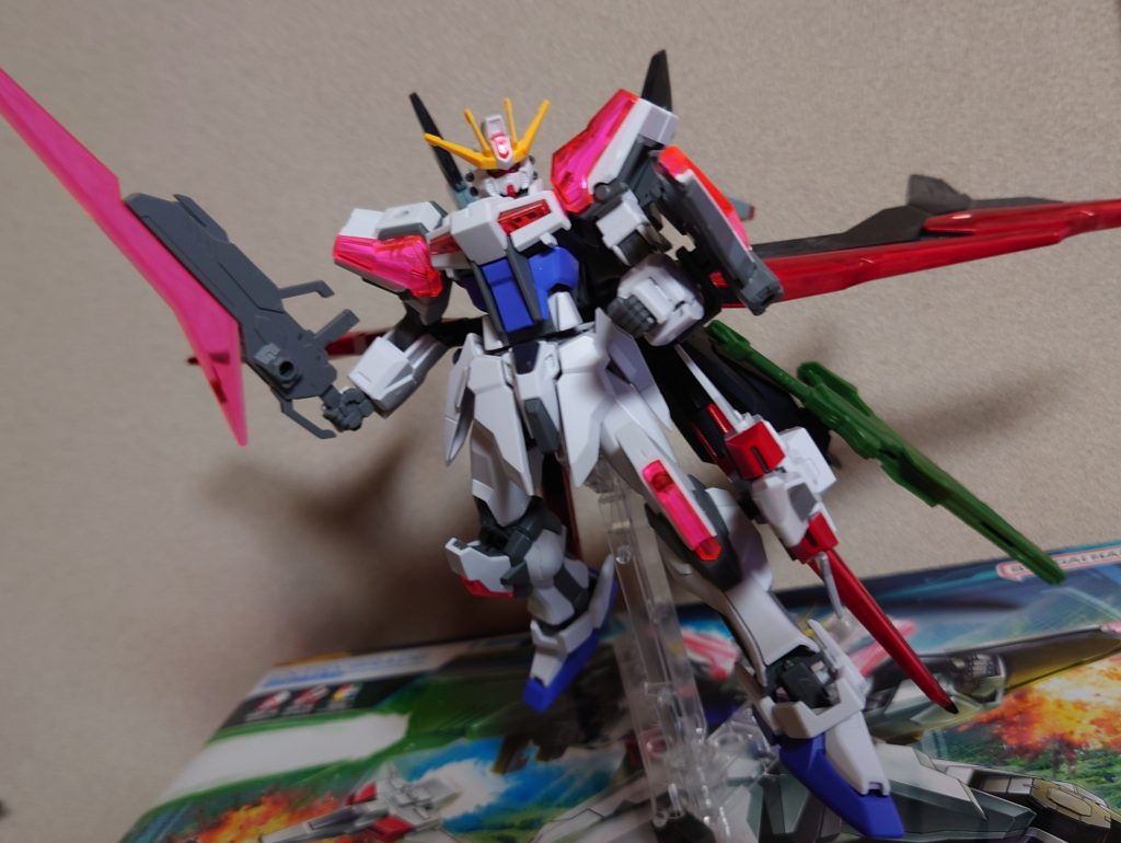 多数のハードポイントに背中にはエクシードジョイントが用意されていて、非常に拡張性の高い機体だと思います。