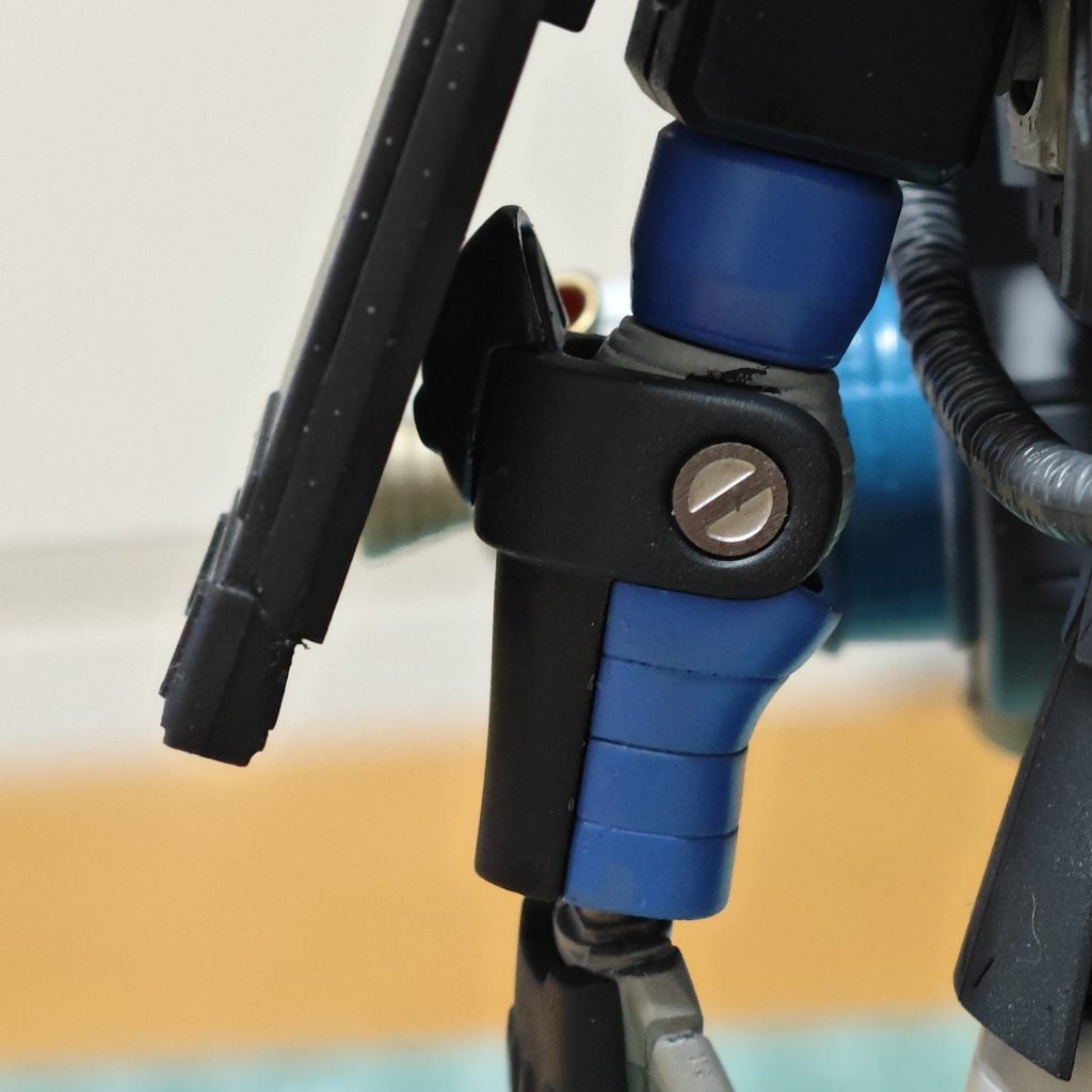 詰めが甘い、2..肘アーマーがシールドに干渉するの設計ミスやろ。