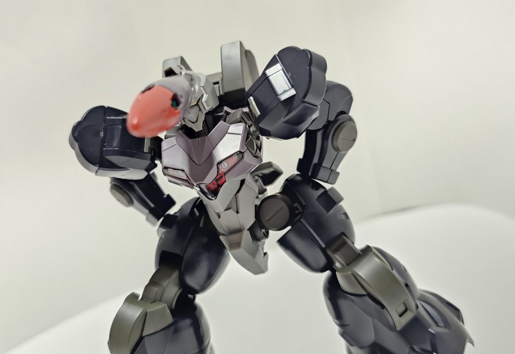 胸のシェルユニットに追加された「メンチキルユニット」は相手に威圧感と恐怖を与える。