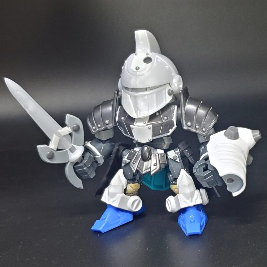 BB戦士キングガンダムⅡ世に付属する銀の兜と、紅騎士に付属する銀の鎧を使い、スモー風味を足しました。