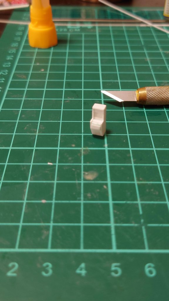 ……一応それらしいモールドがコンテナ壁面にあるのですが、全然似ていない為、プラ材を貼り合わせて例のアレも作りました。