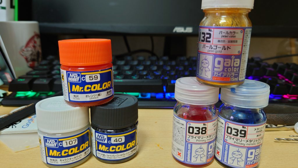 いつもの塗料です。今回はミスターの3色と、カメラなどのアクセントにガイアの3色、計6色で塗装してます。