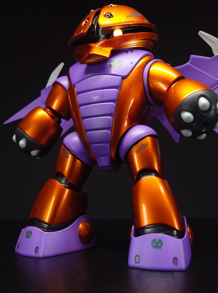 ローアングルから見下し目線が似合うアッガイさん