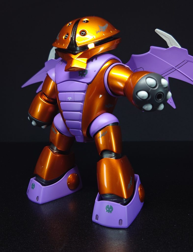 翼はSDEXデスサイズヘルEWのパーツを使っていますもっと仮装らしい小さめの羽をイメージして付けましたがガッツリ翼になりましたこれはこれでアッガイにあっているサイズ感ではありますね