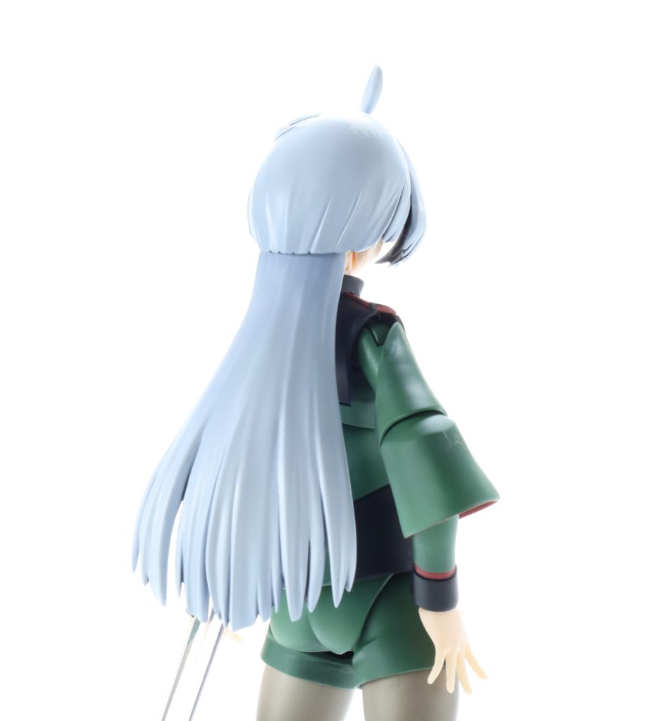 後ろ髪はぬるいモールドを彫り込んでシャープに