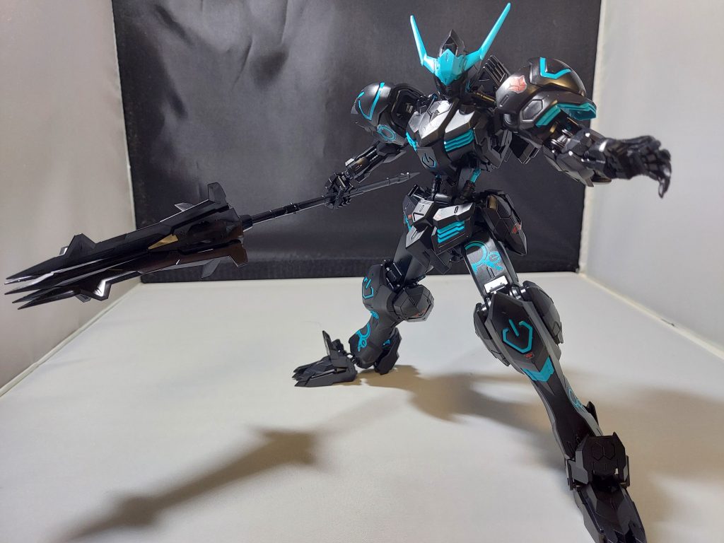 通常とは雰囲気が変わり、ネオンブルー部分がかなり印象深いです✨すこし悪役っぽい感じでかっこいい(*´∀｀*)