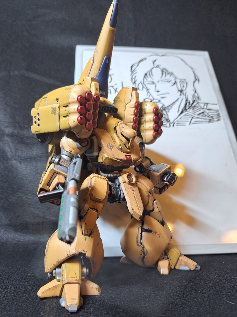 股関節は左右に大きく広げて、腰の可動軸もしっかり曲がるように角度をつけました。同時に動力パイプを仕込んで腰回りにメカの肉付けをしています。