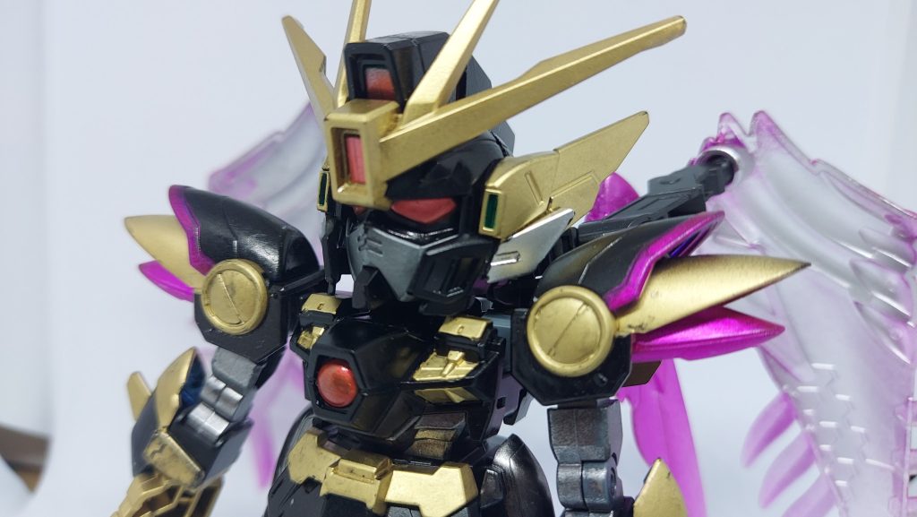 BB戦士のウイング(EW)←ゼロじゃないやつだと、胸のパーツが別だったんで塗り分けしやすかったんですが…こいつは一個での成型だったのでマシンキャノンの金と胸の黒の境目が、個人的には一番大変でした。
