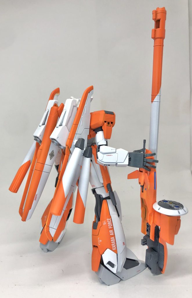 後ろからです。スマートガンを支える手は次元ビルドナックルズの平手を指関節ごとに繋ぎ直して持ち手らしくしています。