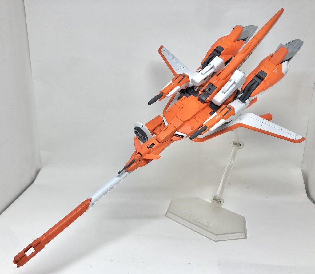 ウェイブライダー形態です。こうして見るとゼータプラスのデザインは本当に完成されていますね。本家ゼータの意匠を引き継ぎつつ、より兵器然としたシルエットに仕上がっているのが個人的にツボです。