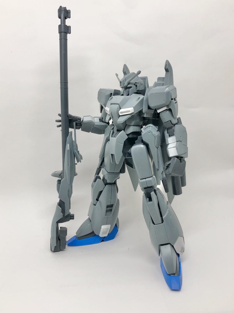 塗装前です。肩と上腕の接続部を1mm延長、大腿部を1mm短縮、手首をビルドナックルズの大ハンドに変更、マスクを奥にずらして小顔に見せるなど、地味な改造のオンパレードになりました。