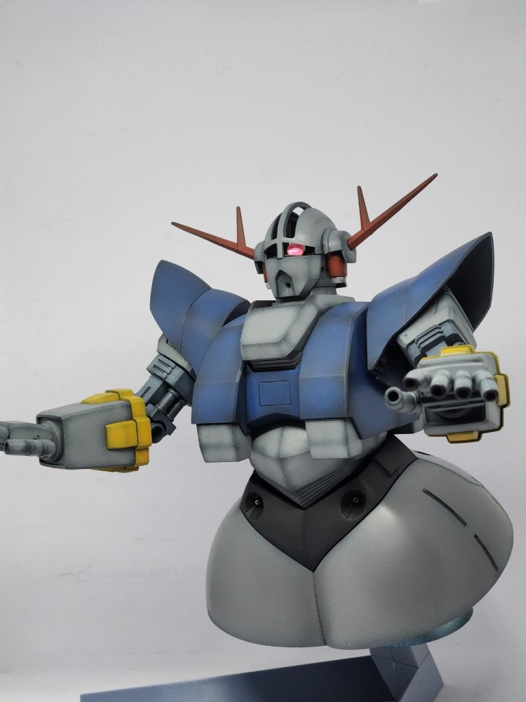 ポーズ１。頭ですが黒いとこぶち抜きまして、モノアイ可変できるように改造しますた。が面倒で動かしておりません💦(笑)