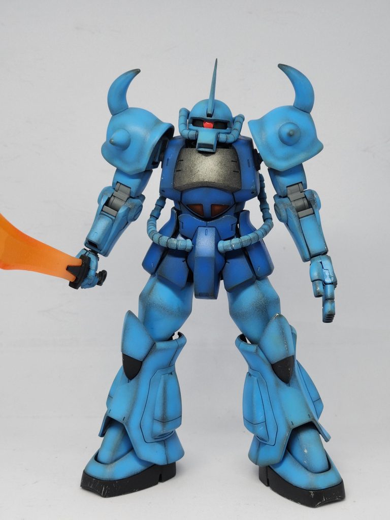 正面。濃い青がいいな…と塗り終えてから悔やみました💦特に武器も無く、ヒートソード一本というラルさんらしい素晴らしい武骨なセット内容でした🤘