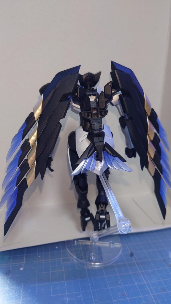 バックショットです。ミカエリスの背中は3mm2ピンの接続穴ですが、ウイングエッジは3mm1ピンの接続になります。そのままでは取り付け出来ないので、3mm2ピン→3mm1ピンに変換させるように30MMのパーツを中継させています。3mmピンと表記されていても、メーカーやシリーズによって若干太さが違うんですよね。ガンプラは約2.9mmで、コトブキヤと30MMは約2.85mm。微妙な差ですけど、保持力に影響します。厄介だ。