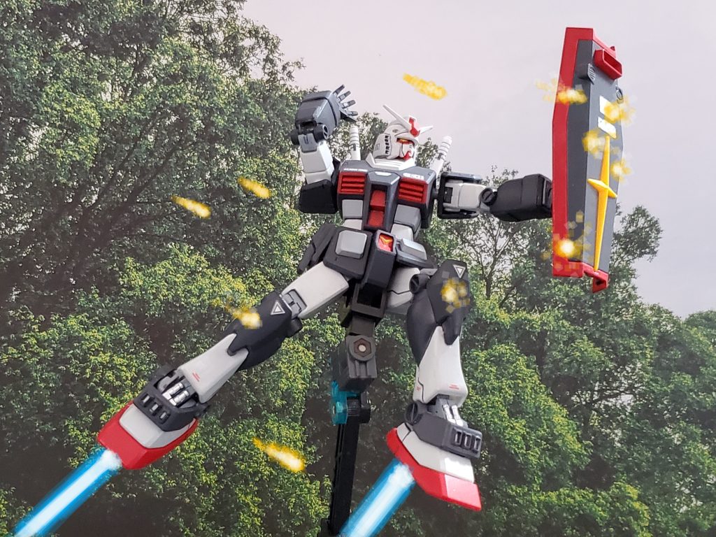 ファレル・イーハ中尉はビームライフルを捨て、バーニアを吹かしザクに接近する👊✨迎撃のため打ち込まれる無数のマシンガン弾ではあるが、ガンダムのルナ・チタニウム製の装甲の前に全く歯が立たない👍携帯ビーム兵器の威力に続き、装甲の優位性をみせるプロトタイプガンダム~😊🎶