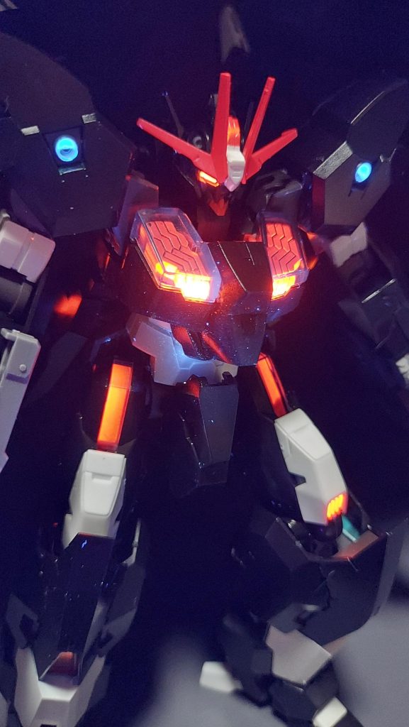 発光部分は蛍光レッド、蛍光クリアーで塗装してます。