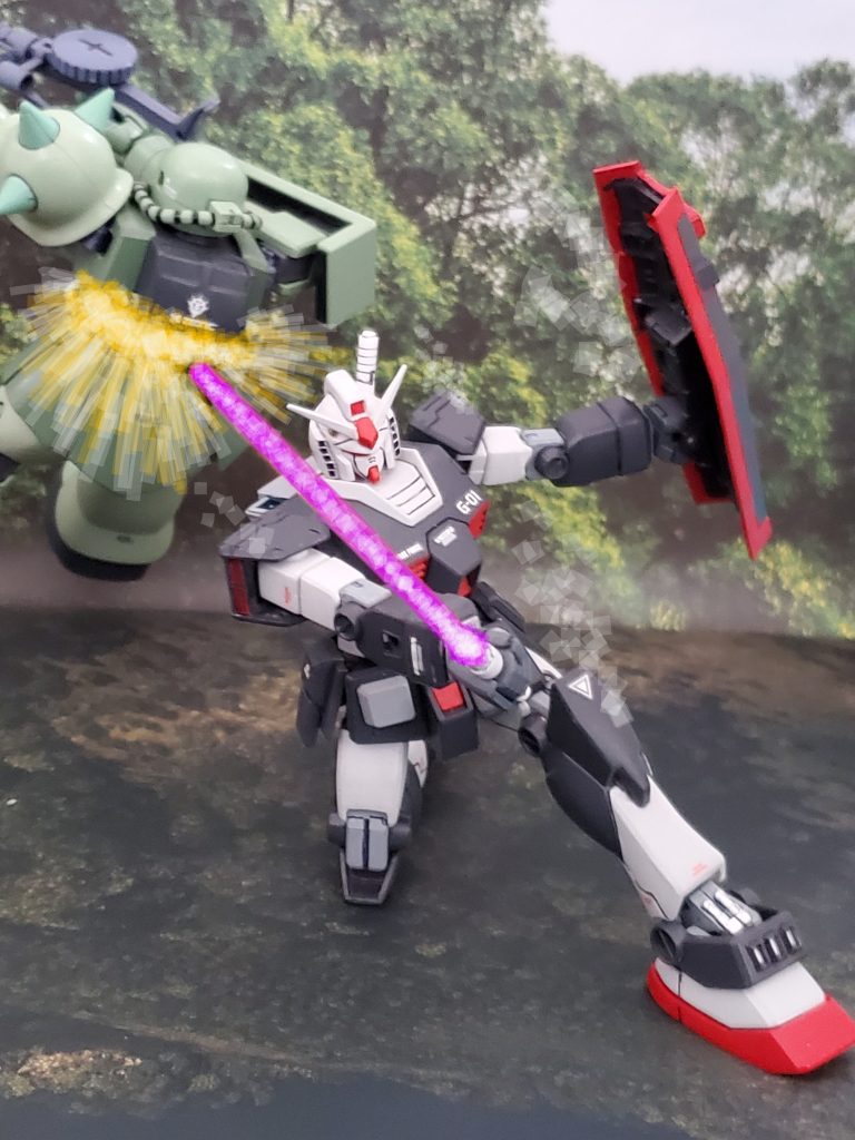 接近戦用の武器ビームサーベルでザクの懐に飛び込み両断するプロトタイプガンダム❕ジオンのザクを圧倒する姿に、モニター📺️で観戦している連邦高官たちからも拍手が沸き起こる👏